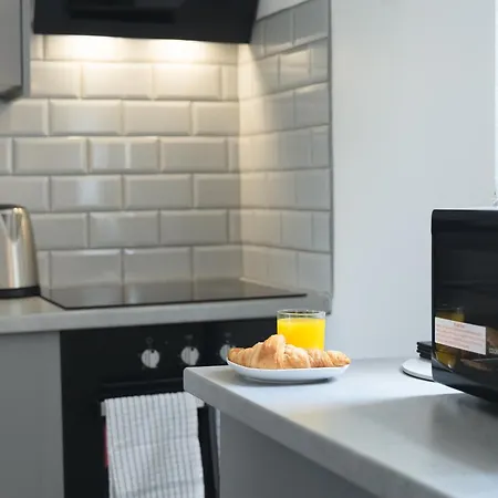 Apex Apartment *
